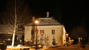 Winteransicht des Mozarthaus Sankt Gilgen bei Nacht