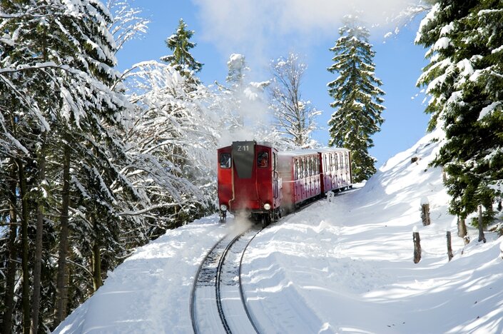 Schafbergbahn durch eine verschneite Winterlandschaft fahrend