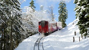 Schafbergbahn durch eine verschneite Winterlandschaft fahrend