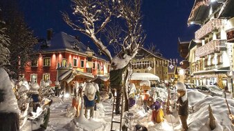 Schneebedeckte Figuren beim Adventmarkt in St. Wolfgang