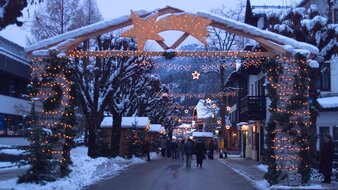 Eingang mit Stern-Komet zum Adventmarkt in Strobl